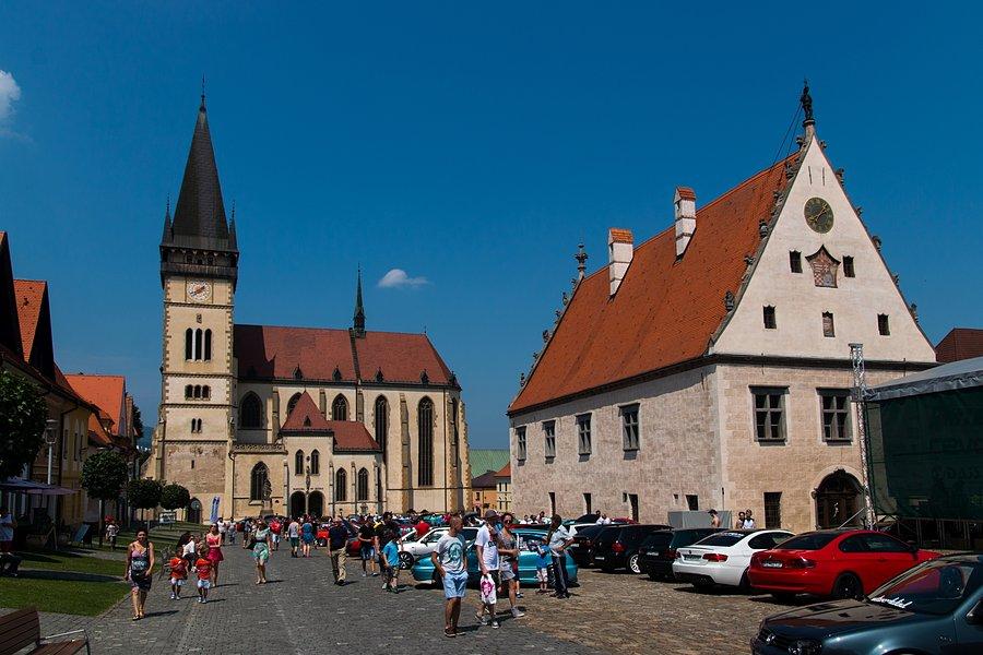 W tle bazylika św. Idziego
