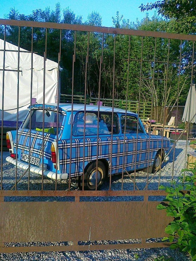 To autko ma już swoje lata. Stary dobry Trabant