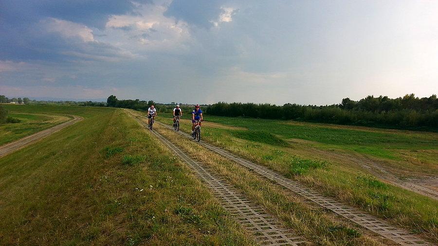 Czescy bikerzy jadą wałem nad Odrą a okolicy miejscowości Odra