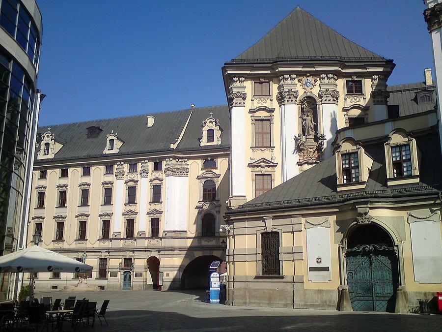 Pusty dziedziniec