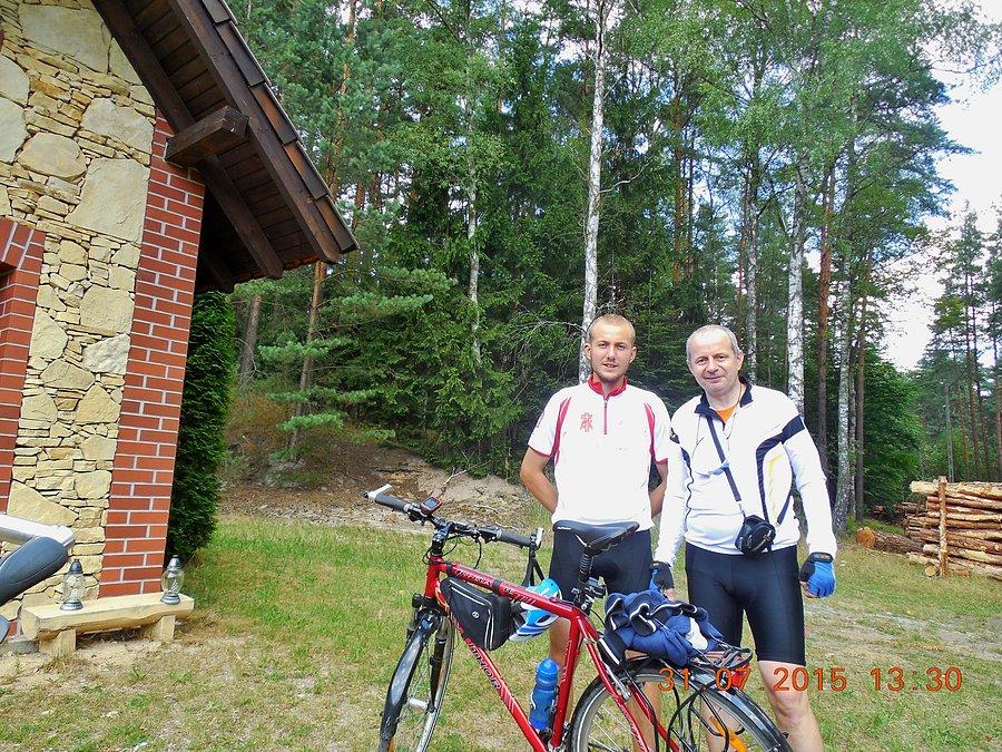 Przy kapliczce pod wezwaniem świętego Huberta w Dziewiczej Górze