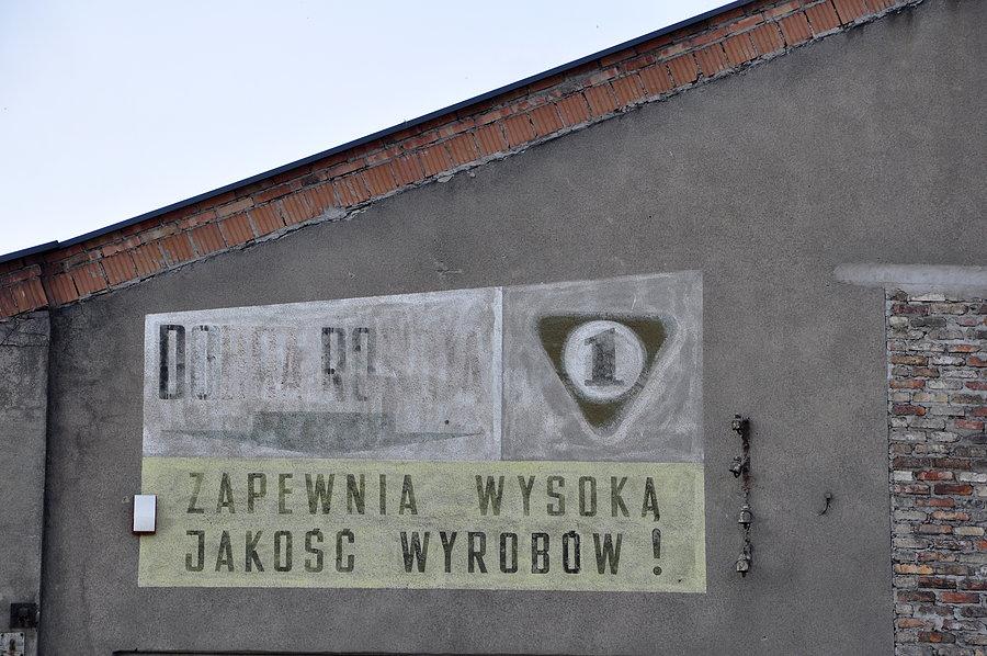 Stary napis na budynku fabrycznym w Blachowni