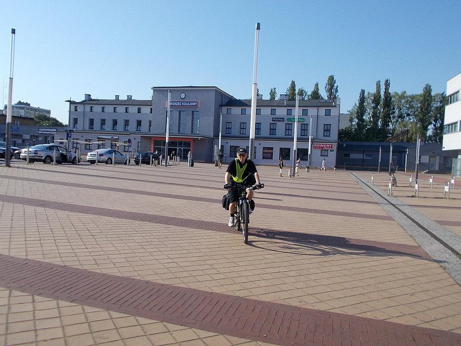 Rowerowy turysta z Kielc na Placu Dworcowym