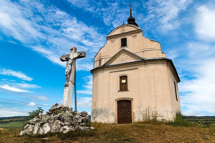 Kościółek na wzgórzu opodal zamku