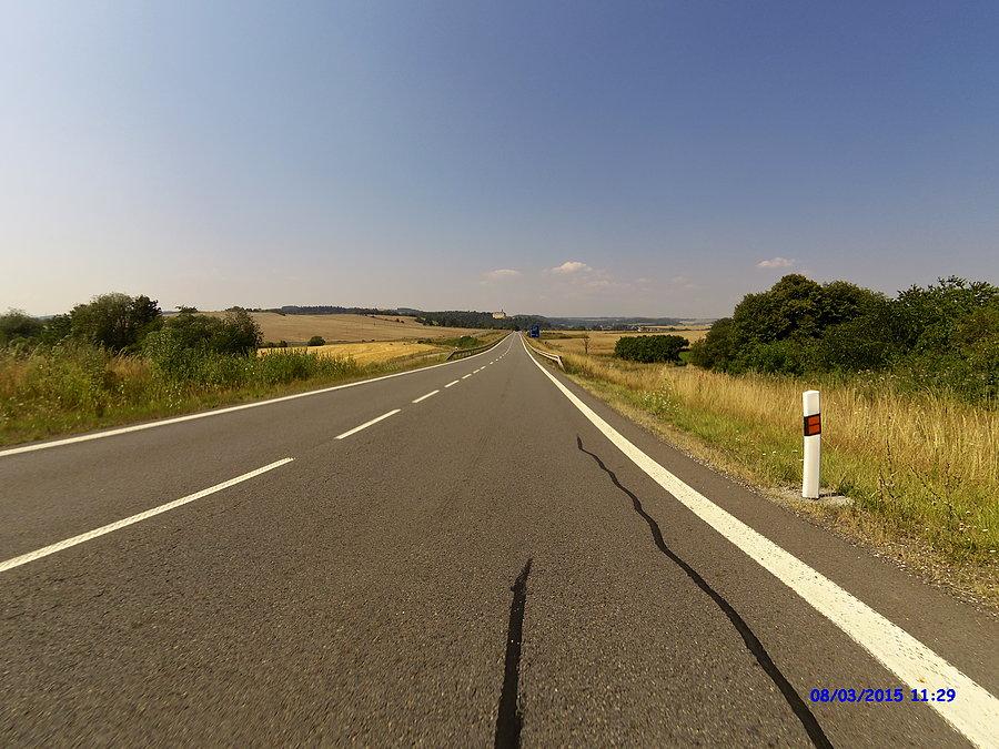Na horyzoncie widać jakiś pałacyk