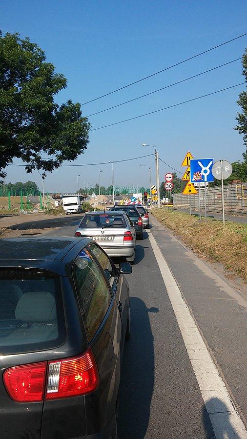 Kolejka oczekujących na wjazd na rondo