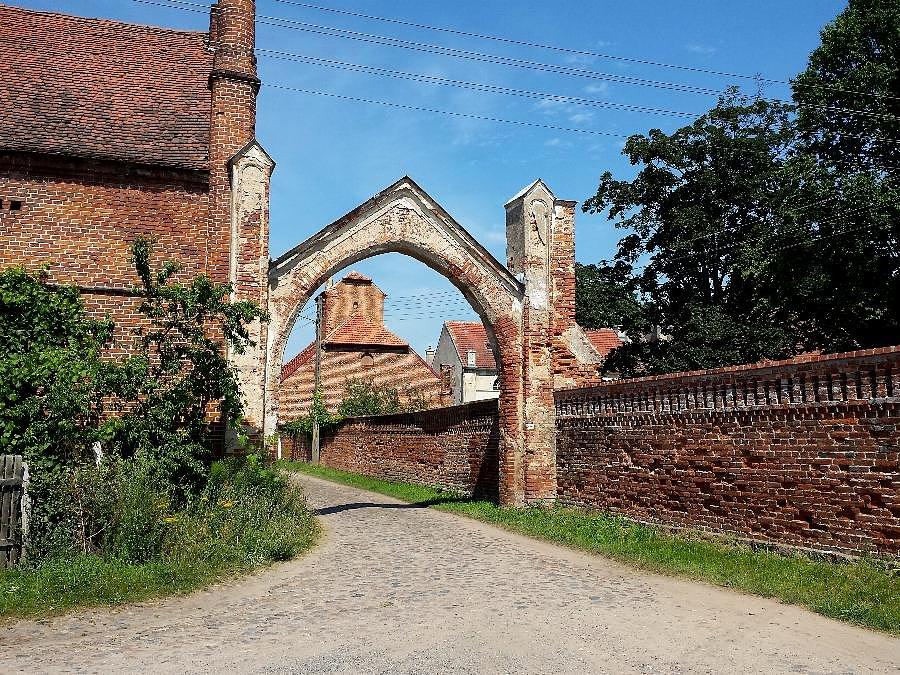 Za bramą stajnia z gołębnikiem