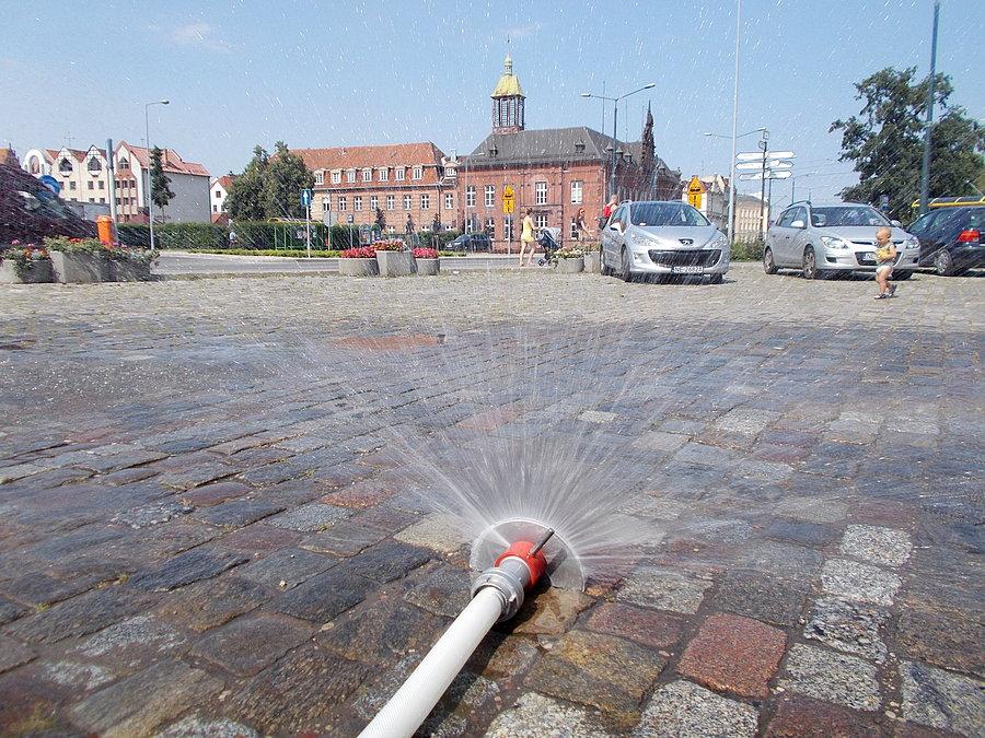 Ebowa kurtyna wodna na Placu Słowiańskim