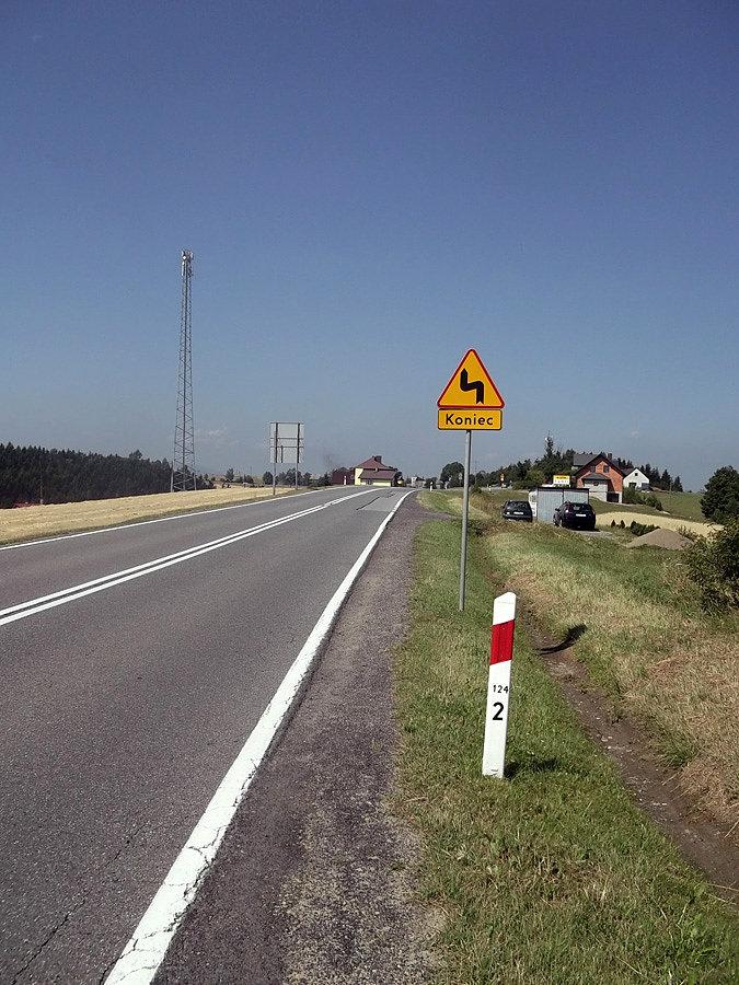 Maszt zwiastujący koniec podjazdu za N. Sączem