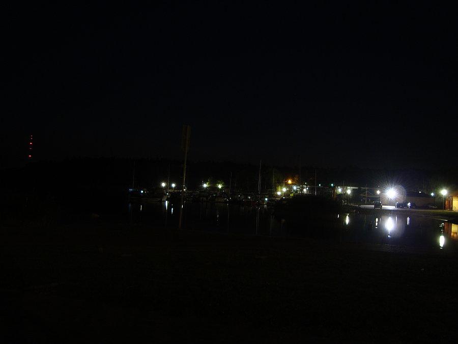 Ślesin nocą, plaża i port
