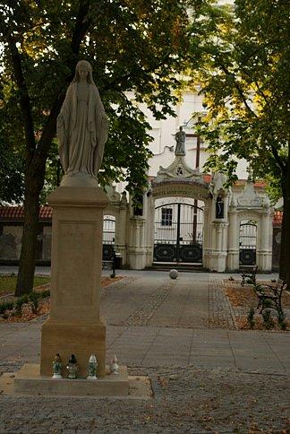 Odnowiona kapliczka przed Sanktuarium