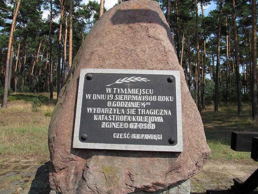 Tablica na miejscu tragicznego wydarzenia z 19 sierpnia 1980