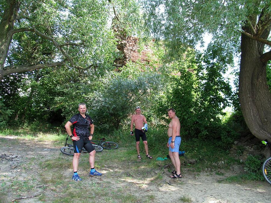 Spotkanie pod ruinami: od lewej SeeanDillon, Ciapek,Stasiu czyli Przemek, Marcin i Michał. Ja też jestem :-)