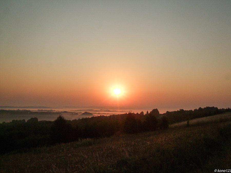 Pogórze Dynowskie we mgle o wschodzie Słońca