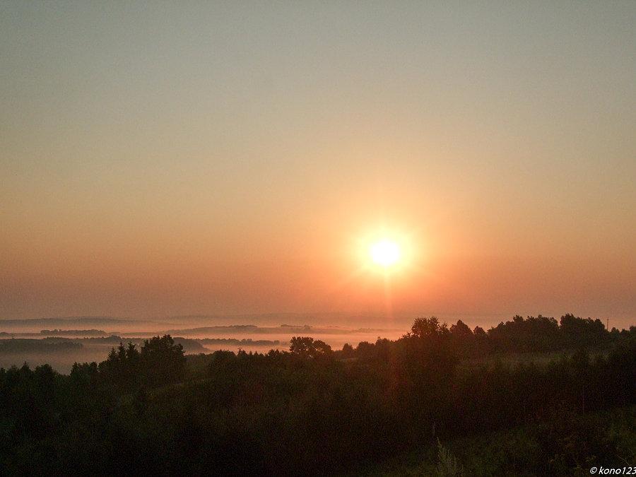 Poranek o wschodzie na pogórzu
