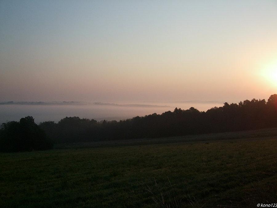 Ulanica i wzgórza w porannej mgle