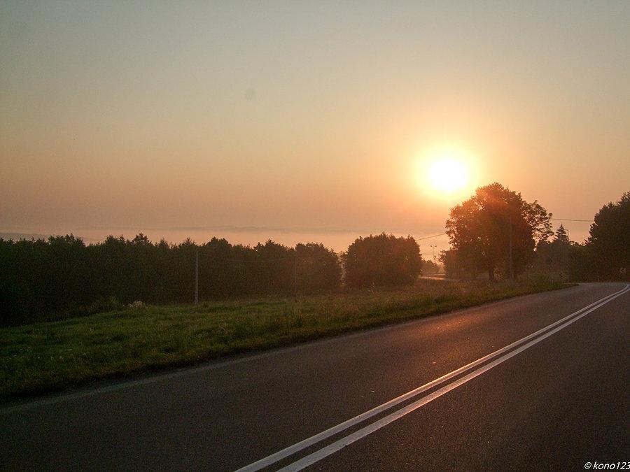 Wschodzące Słońce nad mgłami