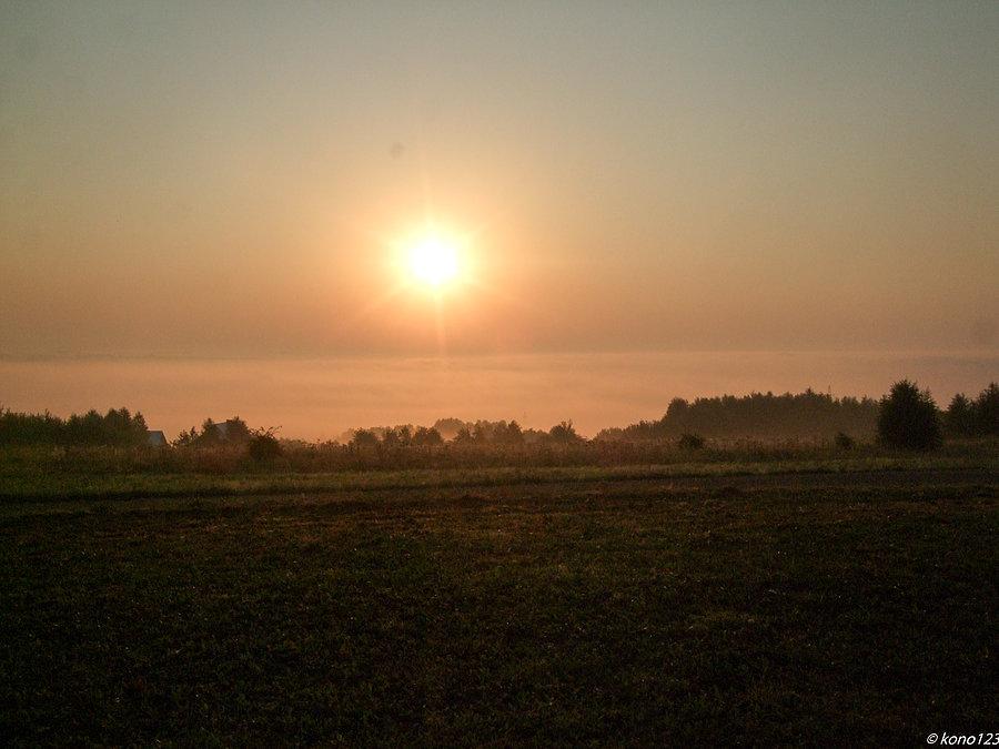 Dolina Sanu przykryta grubą warstwą mgieł