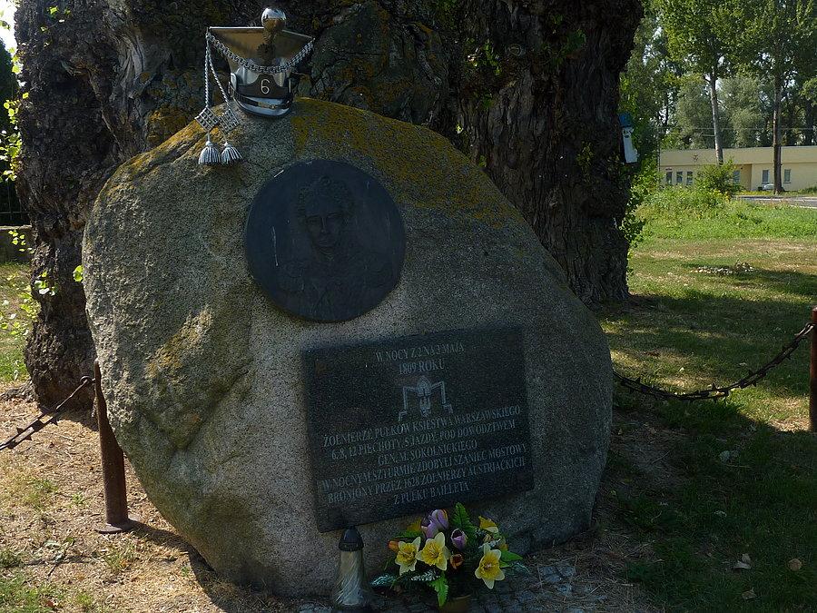Kamień upiamiętniający bitwę pod Ostrówkiem z 1809 r