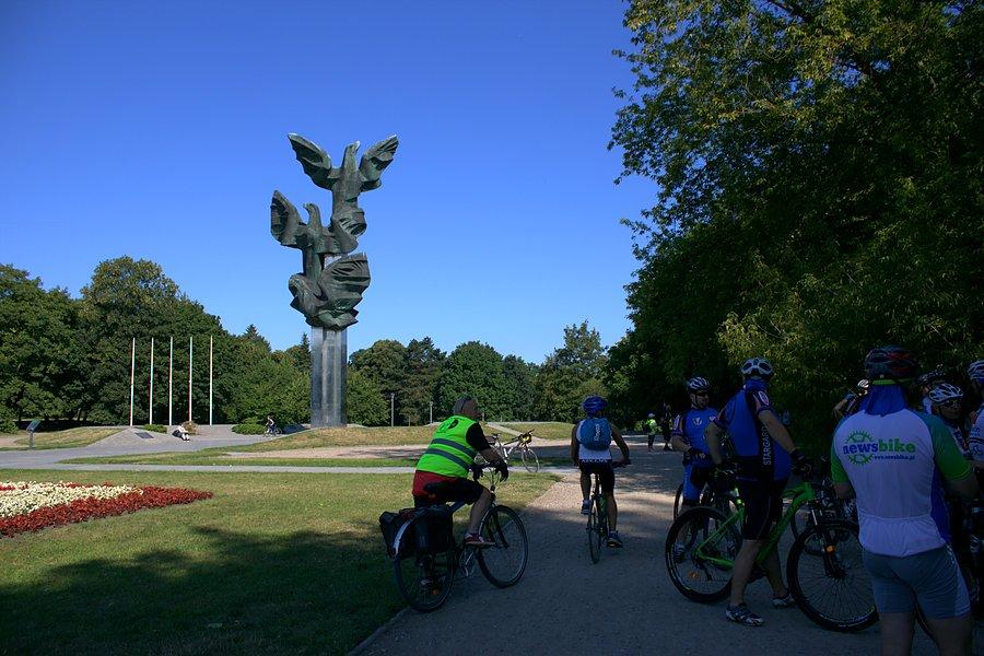 Przy pomniku "Trzech orłów"