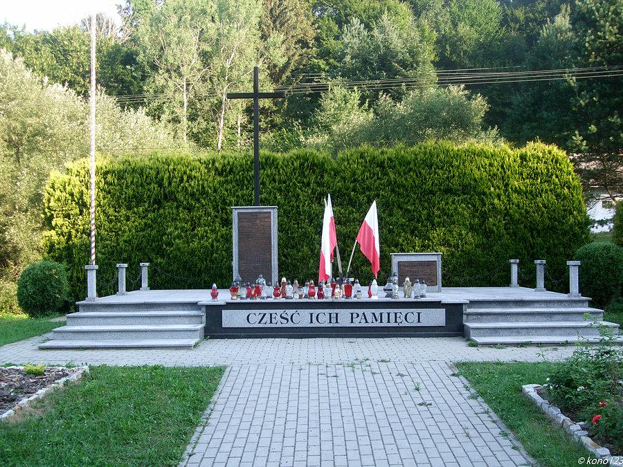 Pomik w Borownicy upamiętniający ofiafy UPA