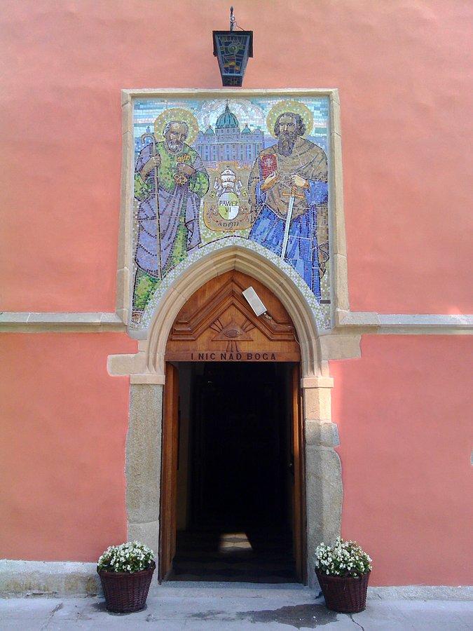 Wejście (portal) do kościoła Św. Piotra i Pawła w Kątach Wr