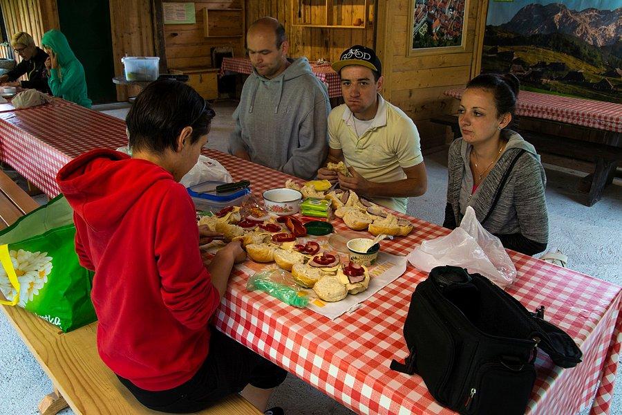 Ekipa z rana i przygotowanie wyżerki na trasę