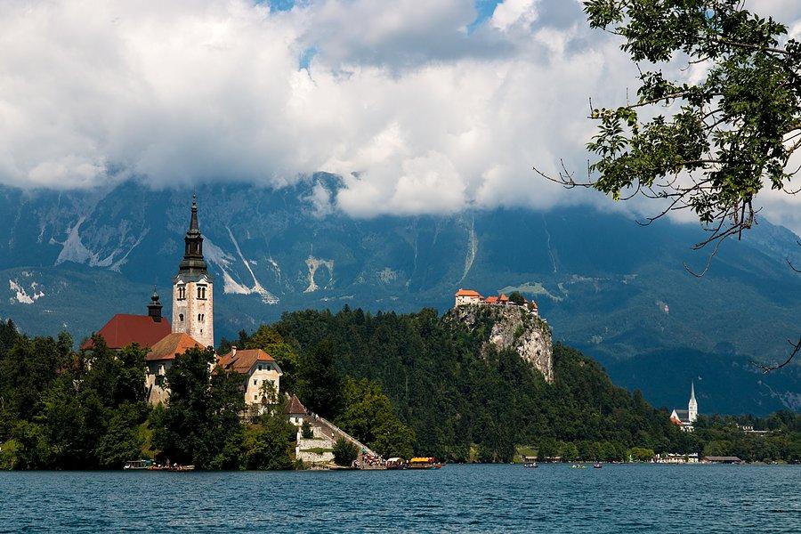 Kościół na wyspie a w tle zamek na skale