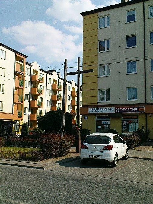 Krzyż przydrożny w Piasecznei przy ulicy Jana Pawła II posesja 34