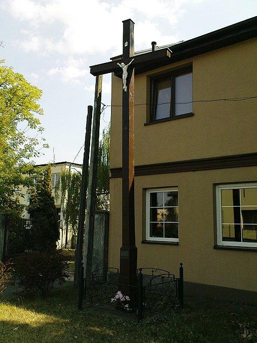 Krzyż przydrożny w Piasecznie na ulicy Nadarzyńskiej niedaleko skrzyżowania z ulicą Zgody