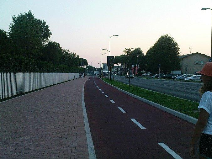 Projektant uzył wyobraźni i serca i zaprojektował taką oto drogę dla rowerów. Co prawda obok chodnika , ale wydzielona obustronnie krawężnikiem nie może mylić się nikomu ,że służy do chodzenia. Asfalt kolorowy, wymalowane pasy środkowe, lam