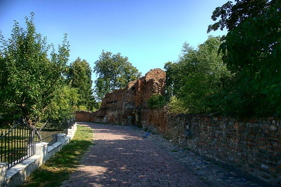 Wzdłuż murów obronnych