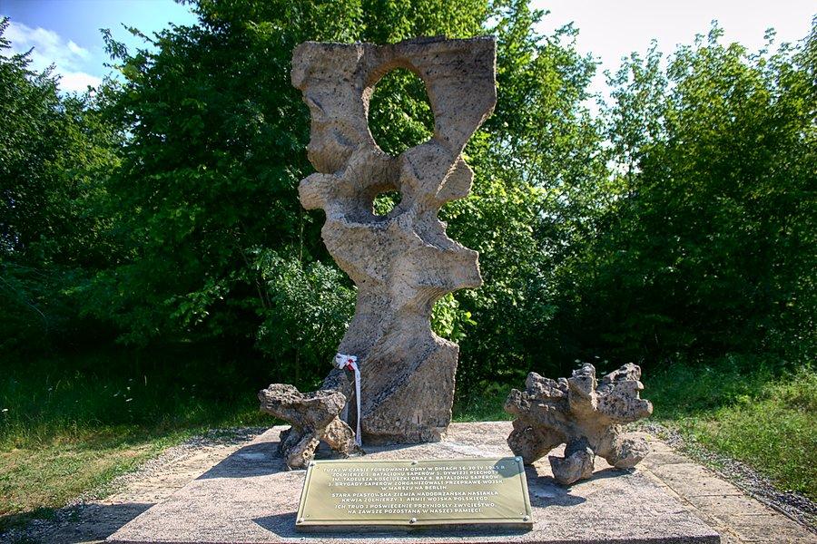 Pomnik poświęcony saperom w Siekierkach