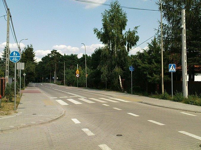 W Zalesiu Dolnym maja taki pomysł na ścieżki pieszo rowerowe- po prostu chodnik z odpowiednimi znakami