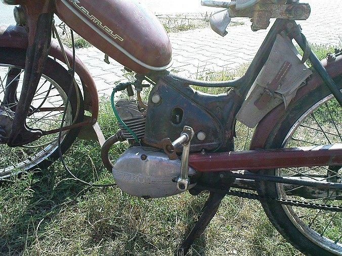 Gdy już świadomie zacząłem młodzieńcze podpatrywania motoryazcji na drogach królowały komarki na kopa , jawki , a sąsiad przed bloikiem parkował cały rok skuterek o wdzięcznej nazwie Osa. Ten typ komarka odpalany jeszcze na pedały dobitnie ob