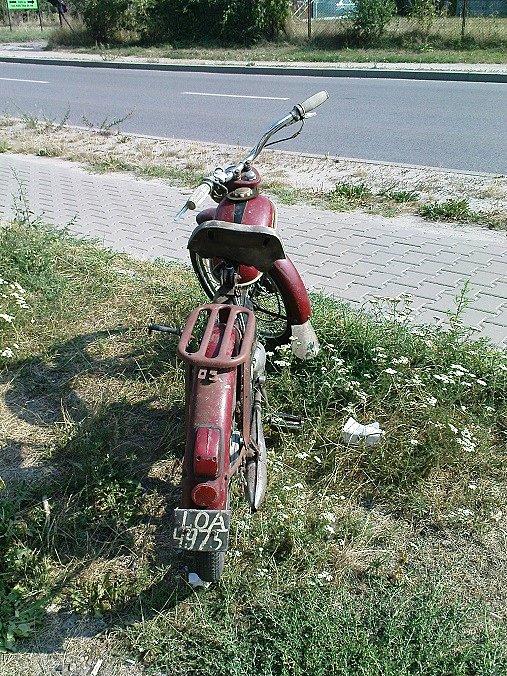 Ten pojazd zwrócił ma uwagę na poboczu drogi- jest do sprzedania