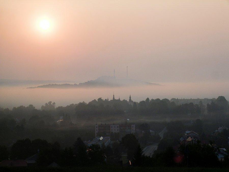 Wschód nad zamglonym Dynowem i Winnicą