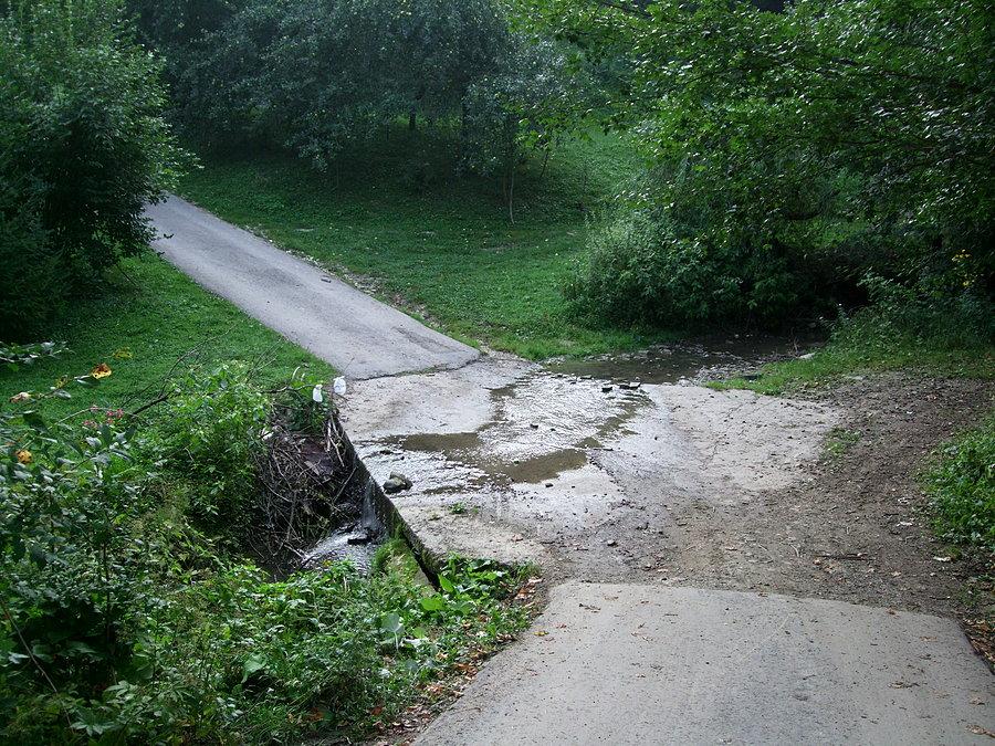 Mały brud w Łączkach przed mostem do Słonnego