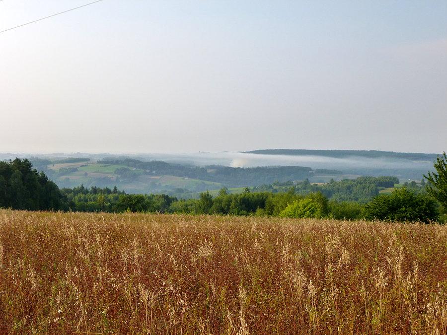 W dolinach zalegał dym i mgła