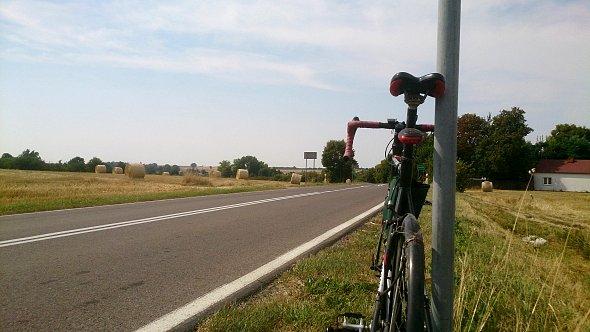 Rower przy drodze na Bychawę