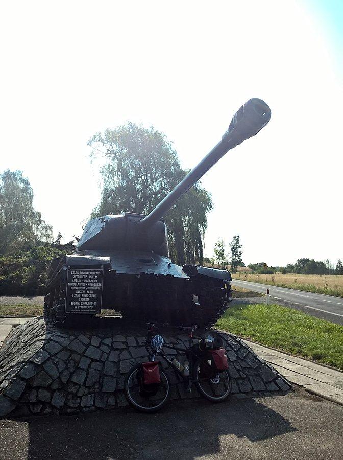 Pamiątkowe zdjęcie z czołgiem w Siekierkach