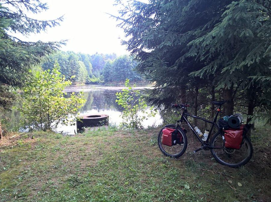 Postój nad zbiornikiem retencyjnym w lesie