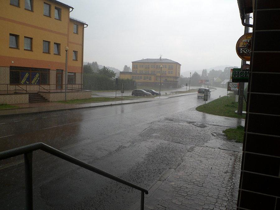 Po 5 minutach ulicami juz płynęło dużo wody