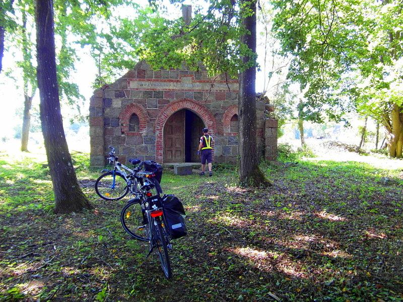 Grobowiec z 1857 roku jednej z rodzin ziemiańskich von Tesmar - Borkowo Lęborskie