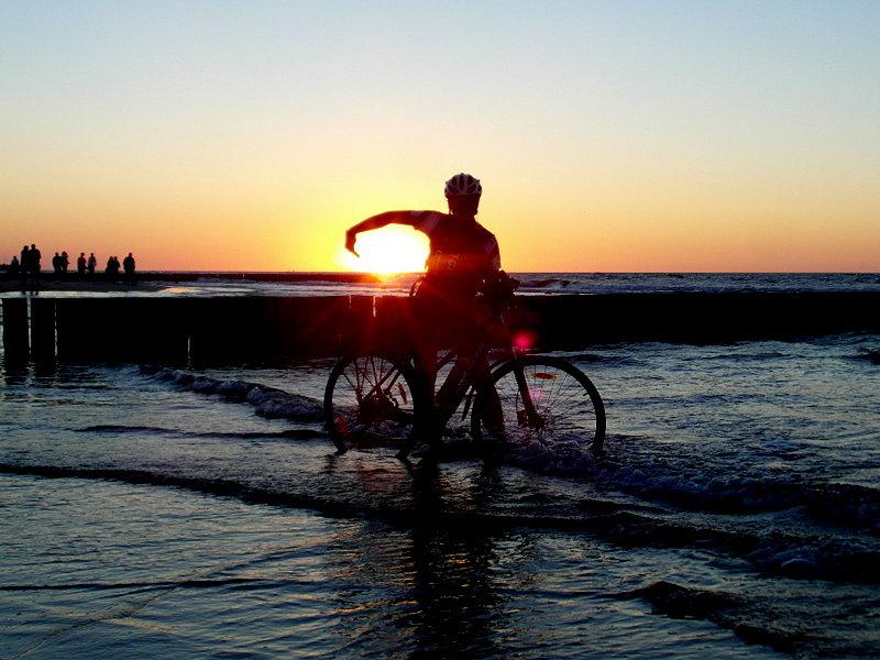 Zachód słońca na plaży w Łebie