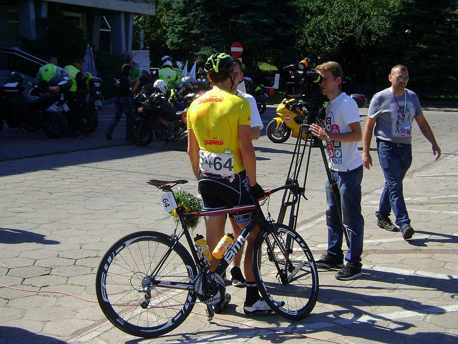 Lider Johin Ariesen udziela wywiadu przed ostatnim etapem Wyścigu Solidarności i Olimpijczyków