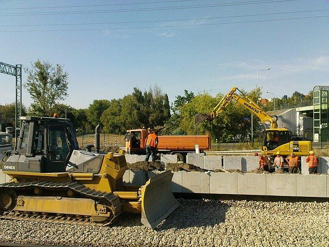Warszawa Gdańska trwa budowa nowego peronu - tu spychacz dzielnie rozgarnia podsypkę pod nowe torowisko
