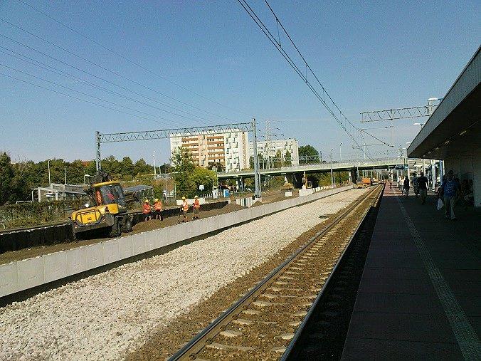 Się naradzamy, za to koparka z łyżką do rozgarniania jeździ wte i wewte niczym na znanym klipie Komorowskiego z "rozpoczęcia" budowy obwodnicy Inowrocławia