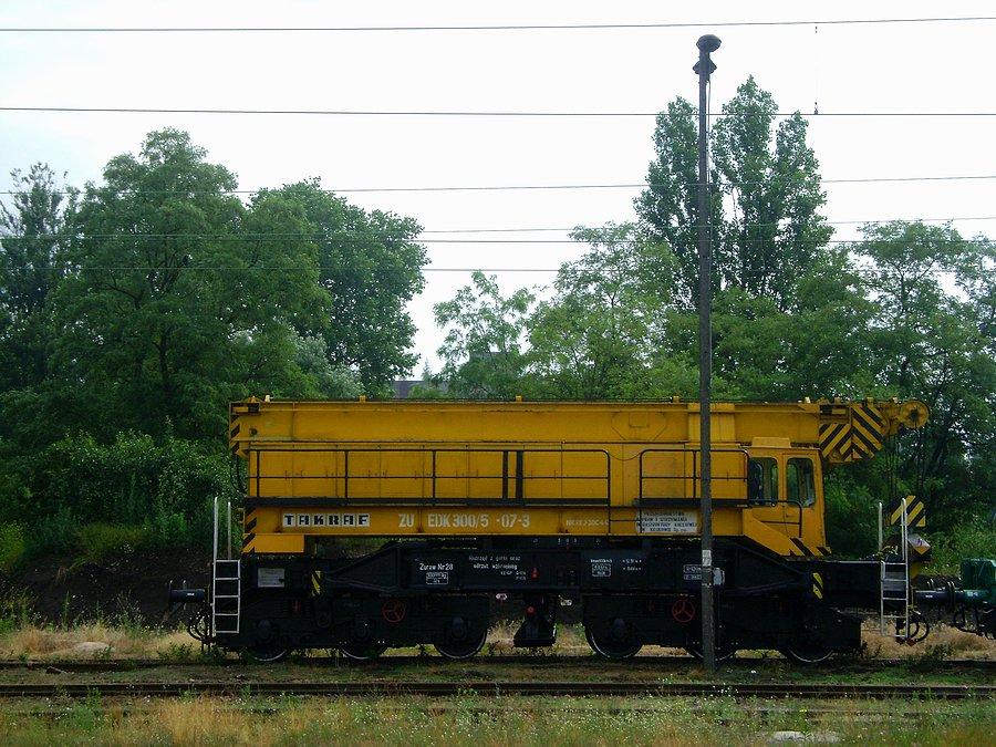 Dźwig EKD 300/5-07-3 stoi na stacji Tomaszów Mazowiecki