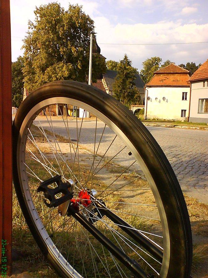 Ten bruk na sztywnych 26" kołowych 2-kołowcach doprowadzał mnie do rozstroju psychofizycznego - a na pojedynczym 36" prawie nic nie czuć